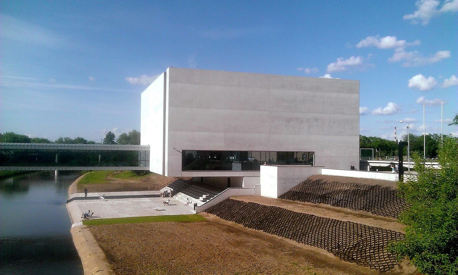 Budynek Bramy Poznania nad Cybiną