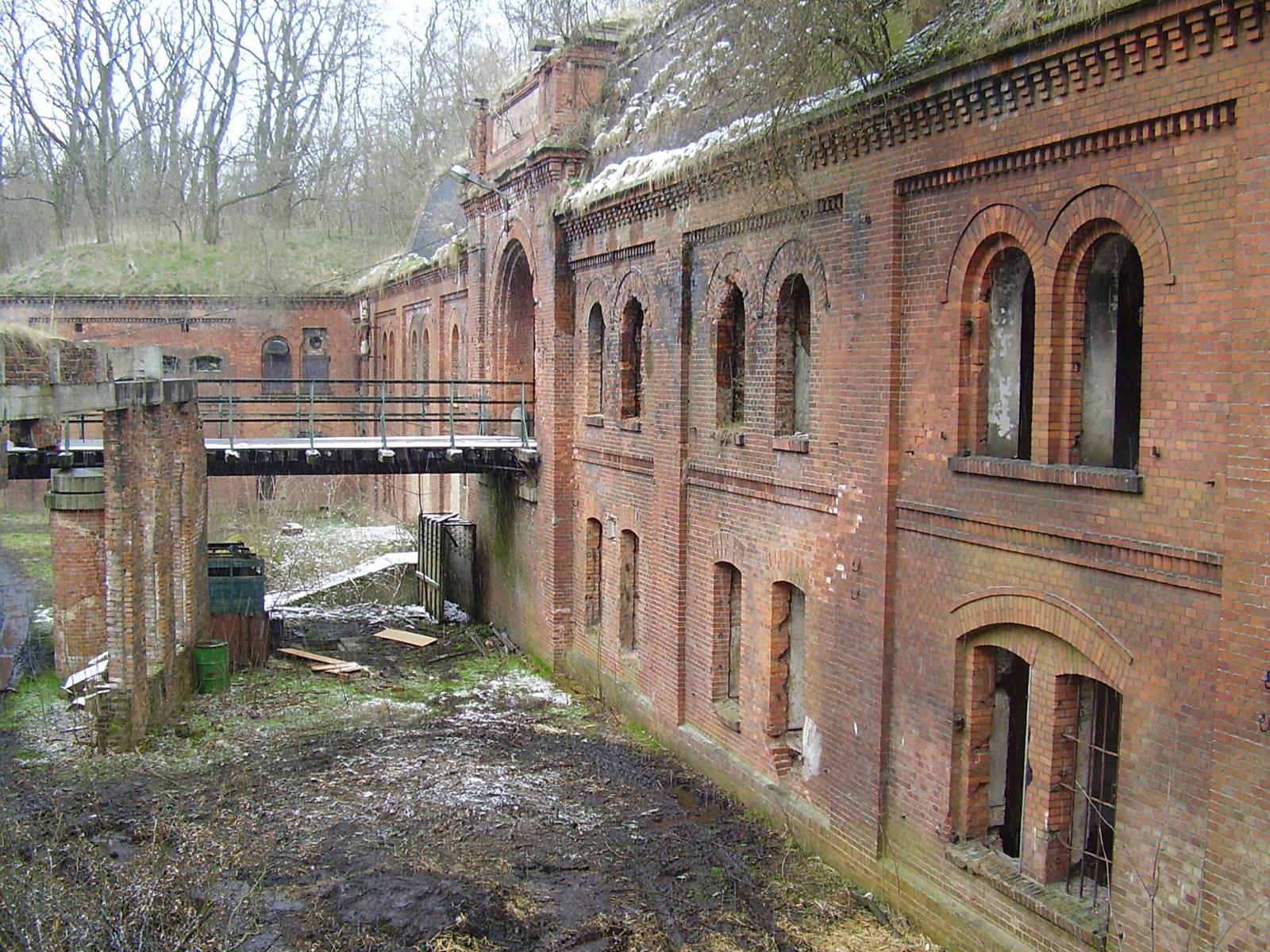 Fort III na terenie Nowego Zoo, koszary i most nad fosą