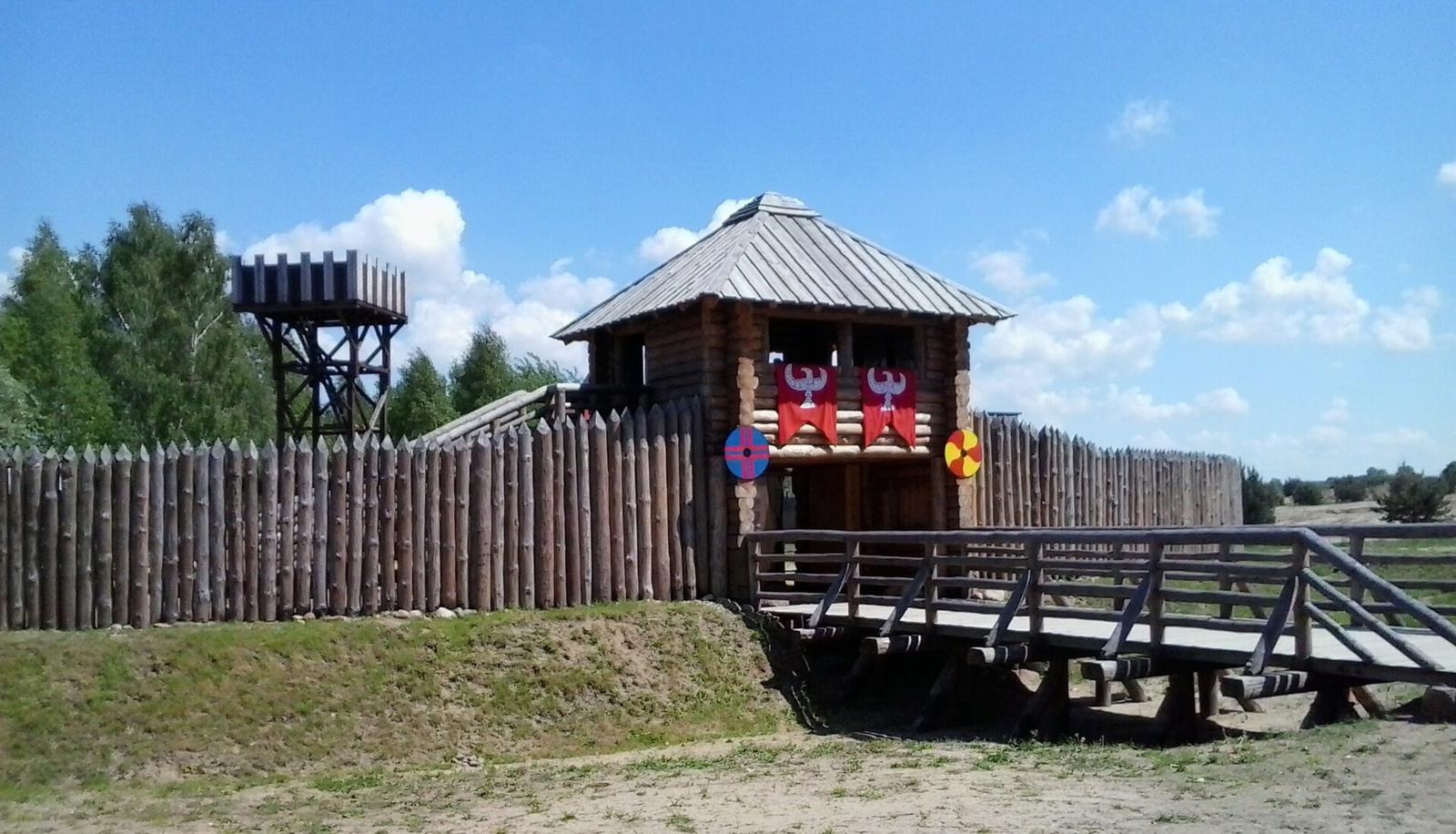 Brama i palisada Grodu Pobiedziska z kładką i wieżą