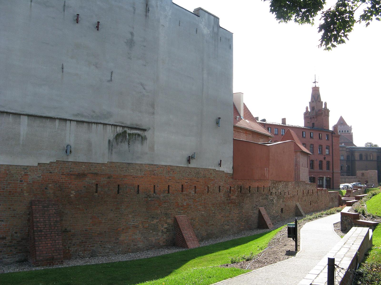 Fragment murów miejskich przy ulicy Wronieckiej