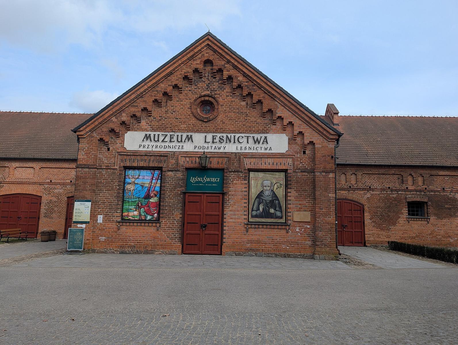 Powozownia, jeden z budynków Muzeum Leśnictwa w Gołuchowie