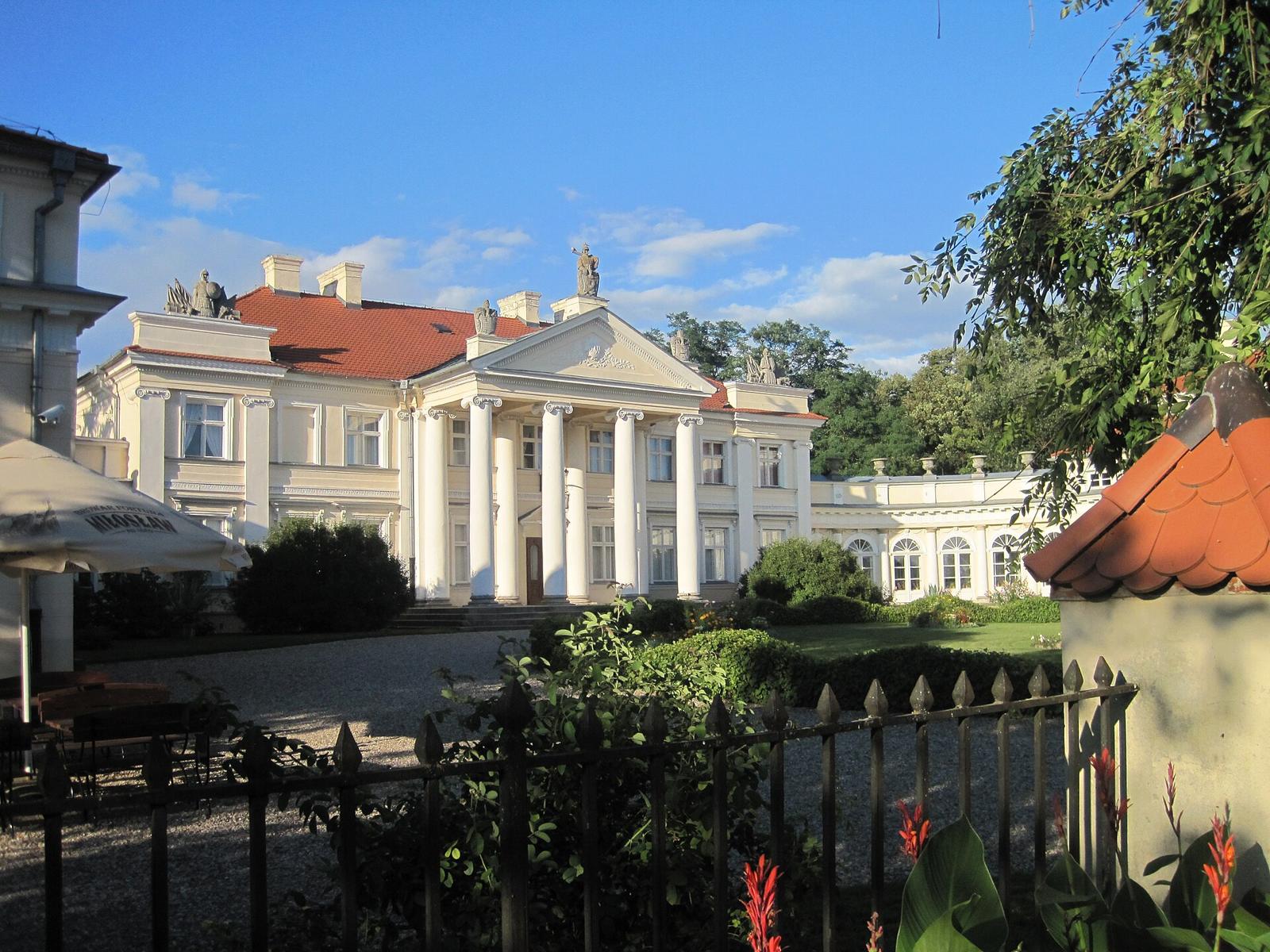 Klasycystyczny pałac w Śmiełowie z jońskim portykiem