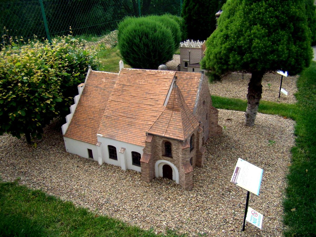 Miniatura zabytkowego kościoła w Skansenie Miniatur w Pobiedziskach