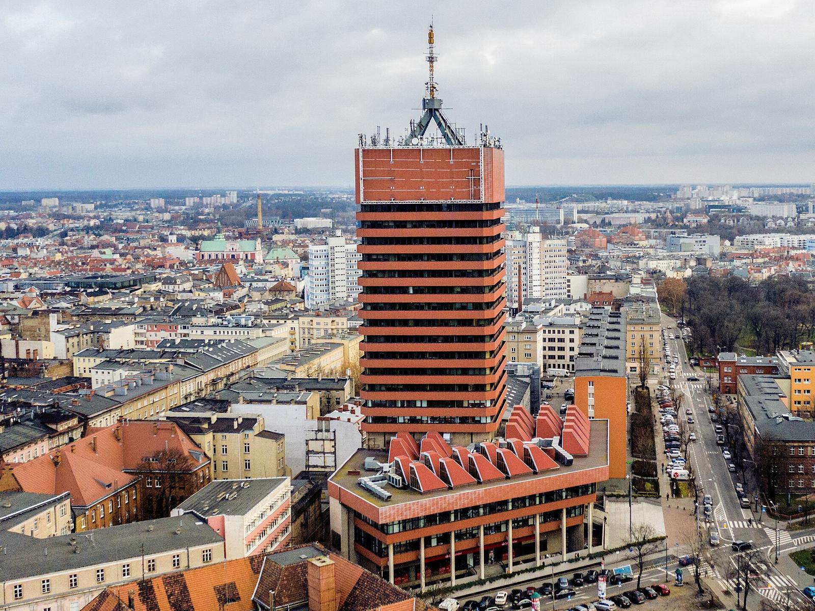 The red Collegium Altum tower block above the roofs of Poznań