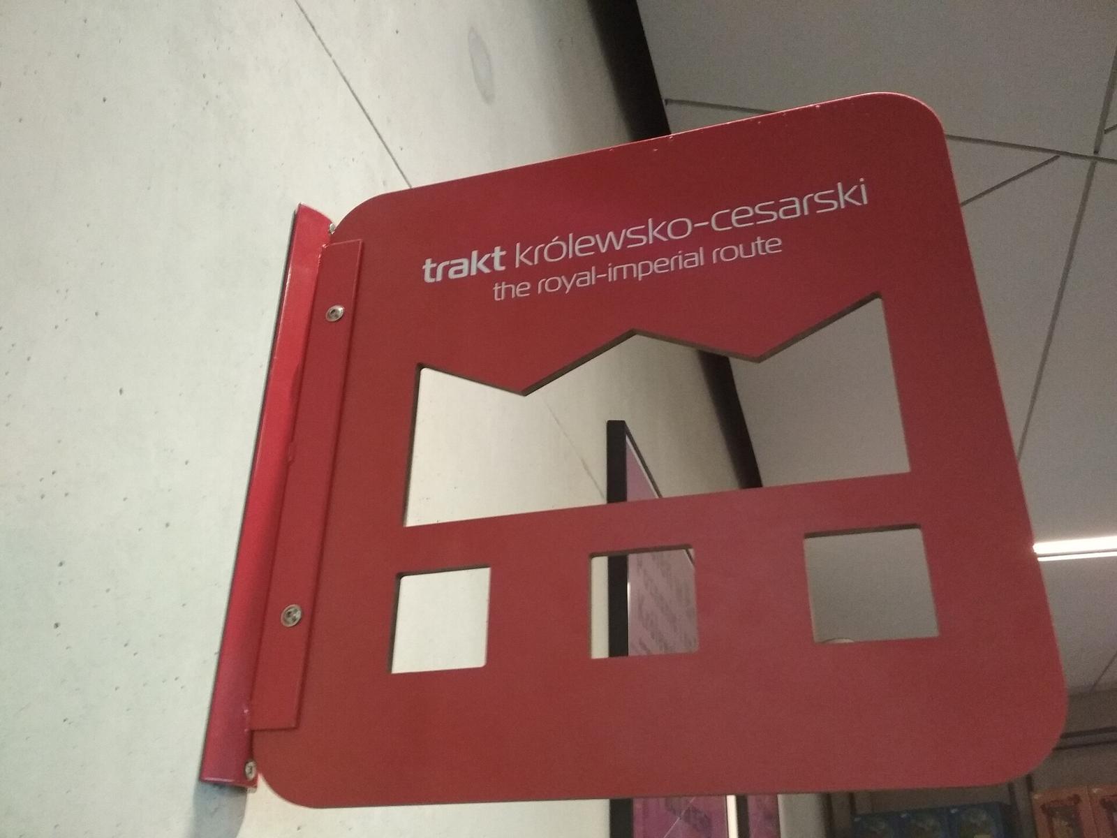Oznakowanie Traktu Królewsko-Cesarskiego z koroną przy Bramie Poznania